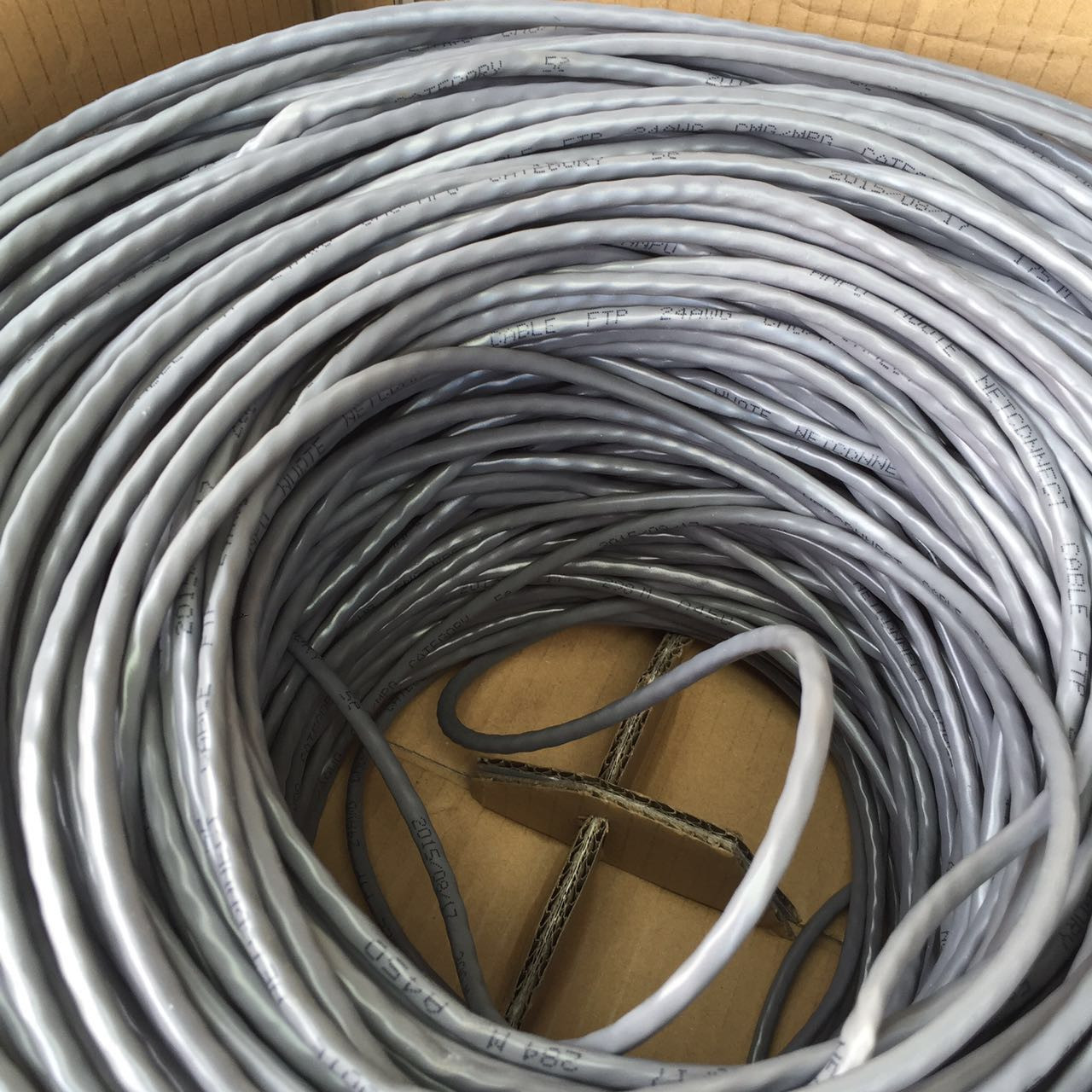 安普A450超五類非屏蔽雙絞線 構(gòu)建穩(wěn)定高效的網(wǎng)絡(luò)基石
